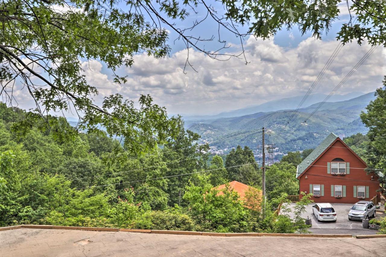 Gatlinburg Chalet Hot Tub, Sauna And Mountain View Exterior photo